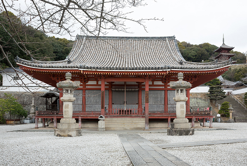 Le bâtiment principal du temple Saikoku-jiet sa pagode à trois étages
