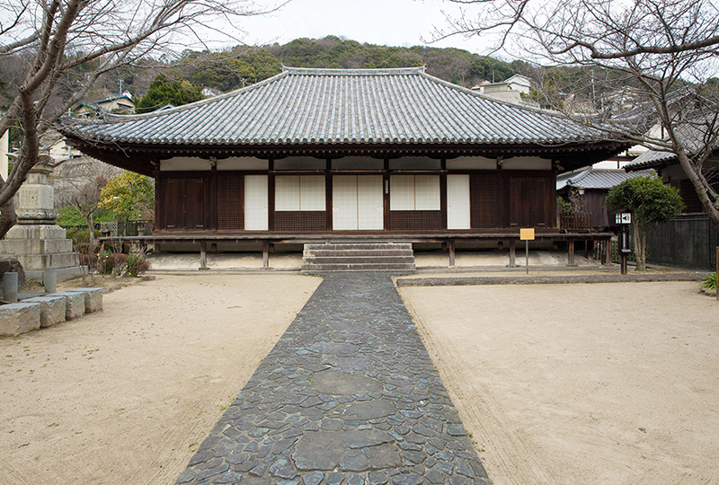Le bâtiment principal du temple Saigô-jiet le portail d'entrée Sanmon