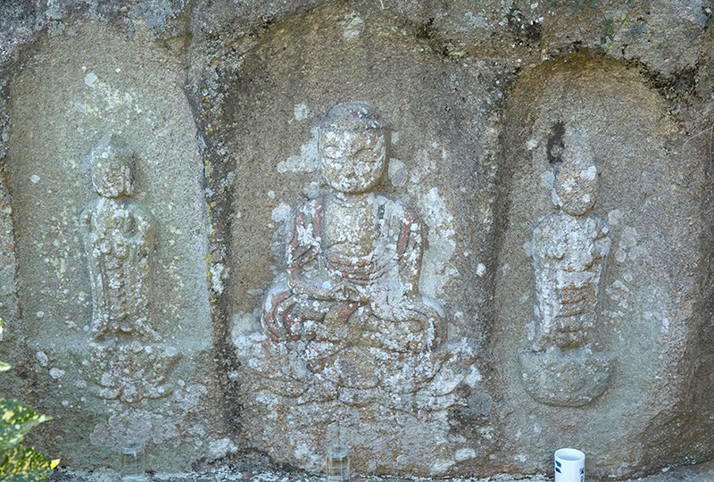La triade d'Amida (bouddha Amitâbha),Amida Sanzon-zô 
(bouddhas gravés dans le roc)au temple Senko-ji