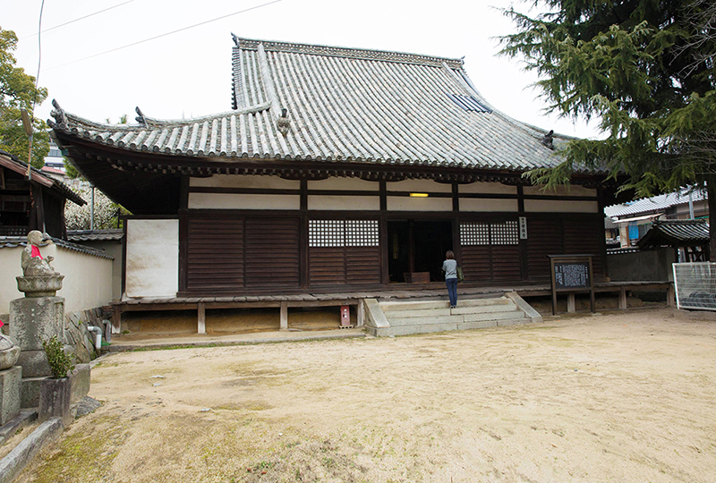Le bâtiment principal, le pavillon Kannon-do, le portail
principalet la tour de la cloche du temple Josho-ji